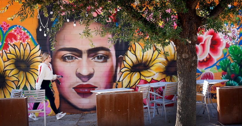 El artista Juan Velázquez, conocido por sus murales en el área de DFW, ha pintado varios...