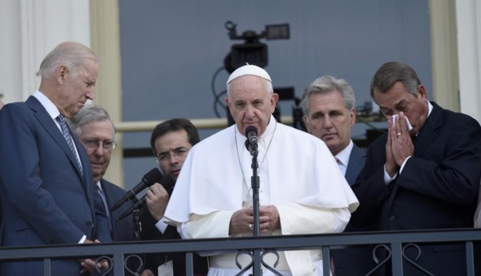 El papa Francisco, junto al vicepresidente Joe Biden (izq.) y el presidente del Congreso...