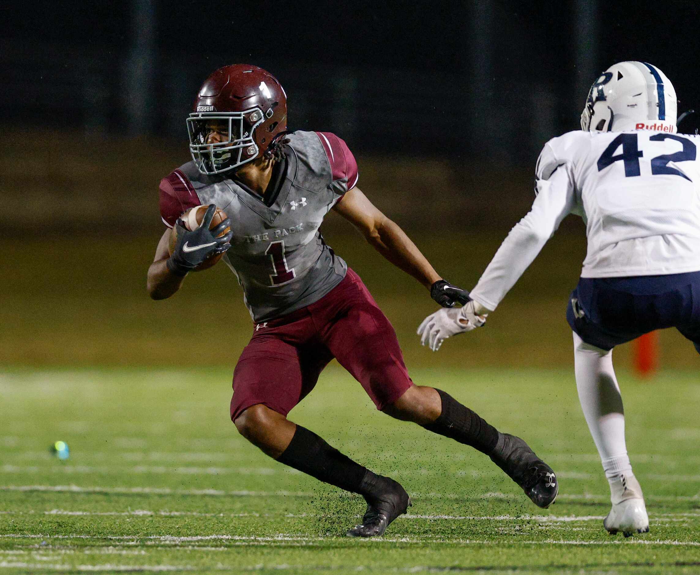 Mansfield Timberview running back Jarvis Reed (1) runs past Richland defensive back Ty...