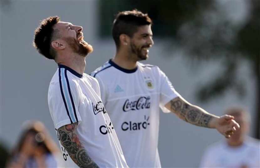 El jugador de la selección de Argentinal, Lionel Messi, izquierda, ríe en un entrenamiento...