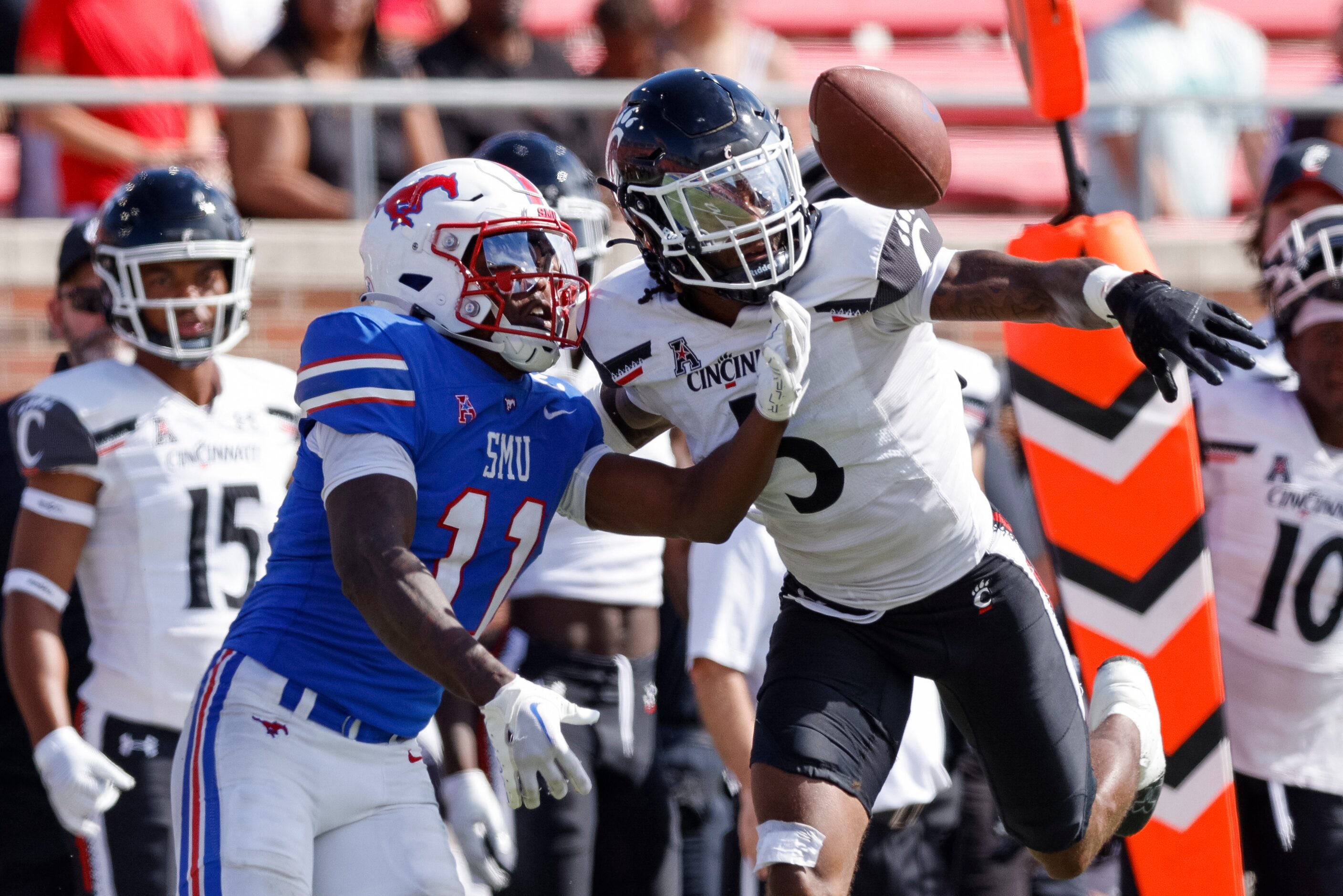 Cincinnati safety Ja'quan Sheppard (5) breaks up a pass intended for SMU wide receiver...