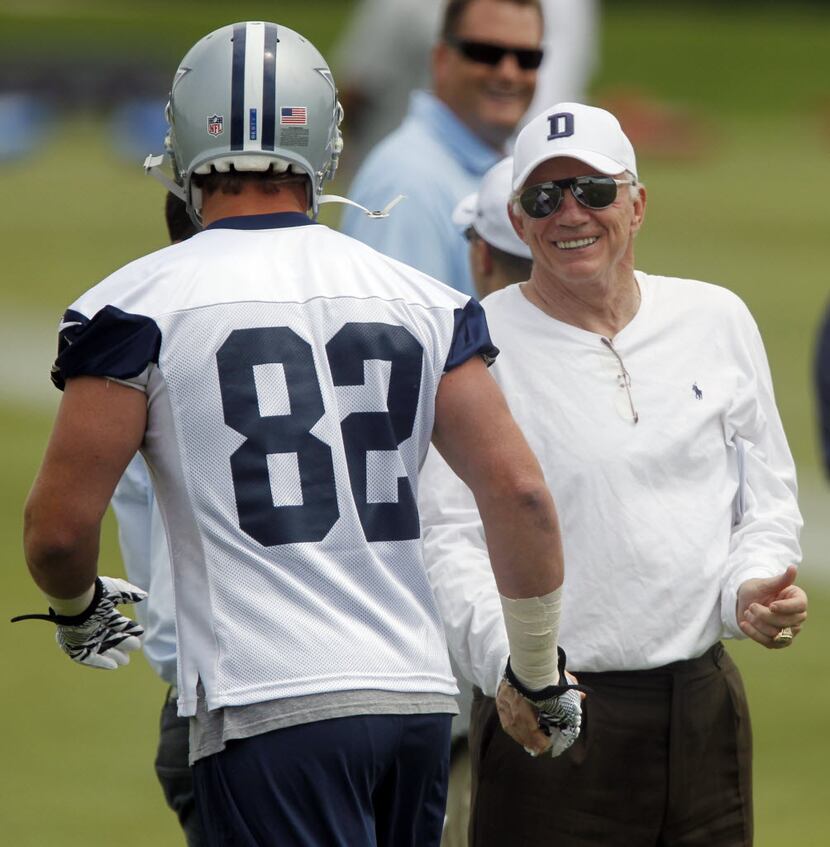 Dallas owner Jerry Jones exchanges pleasantries with tight end Jason Witten (82) during...