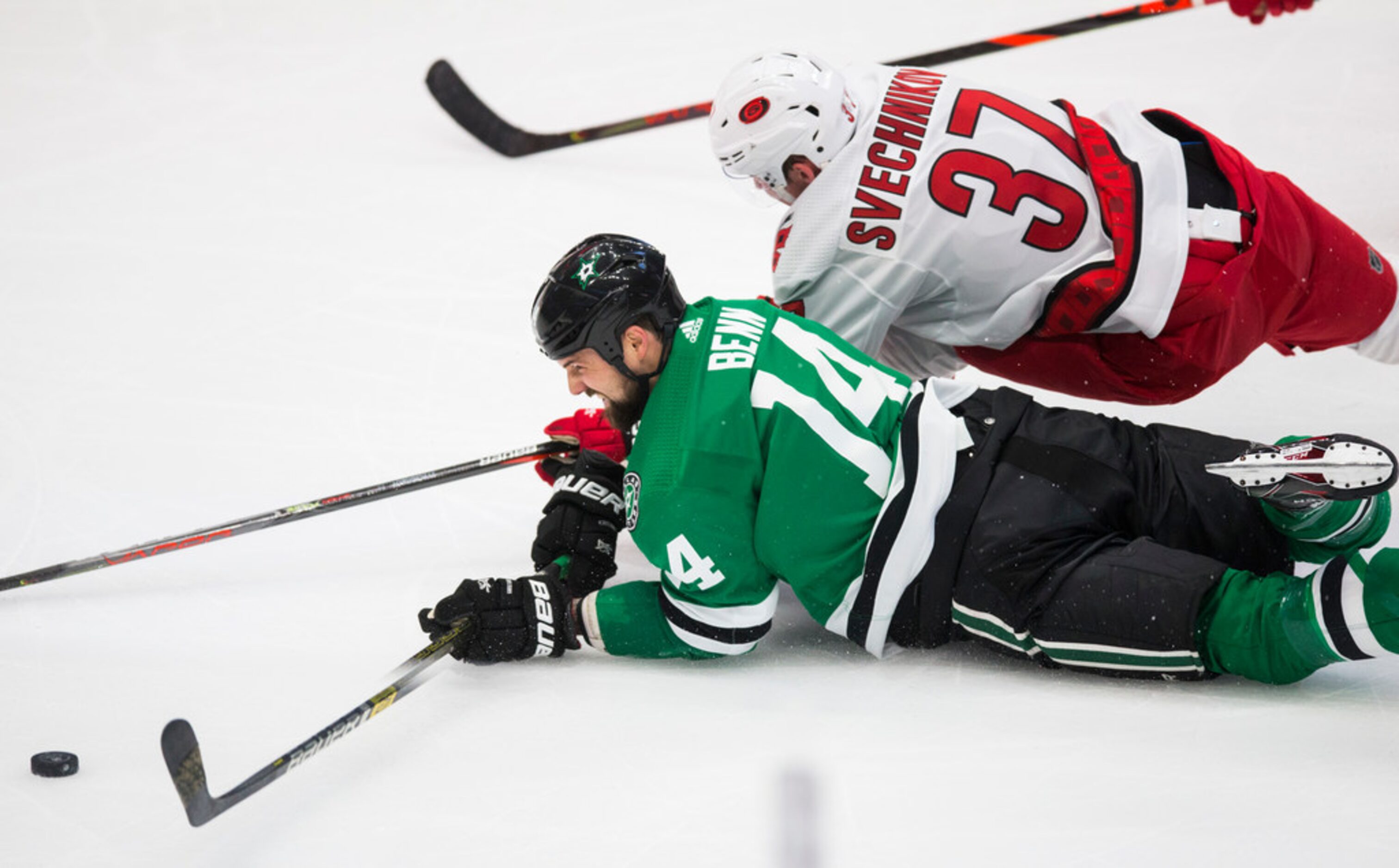 Dallas Stars left wing Jamie Benn (14) keeps control of the puck while defended by Carolina...