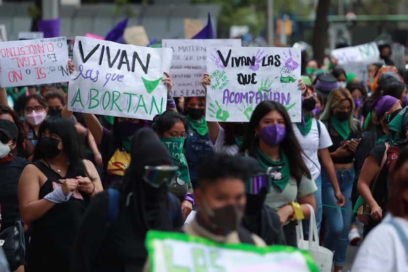 Una manifestación de personas en la Ciudad de México pidiendo legalizar el derecho al aborto.