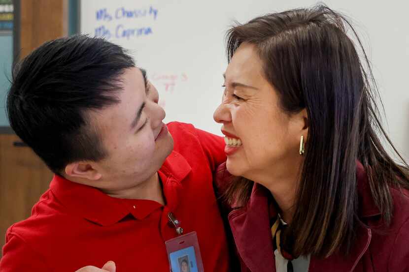 Ken Chan (izq.), de 19 años, le sonríe a su madre Ayako Chan en un salón de clases en la...