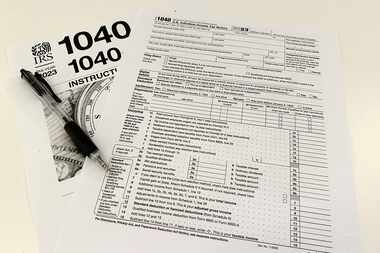 Un formulario de impuestos 1040-2023 del Servicio de Impuestos Internos de Estados Unidos y...
