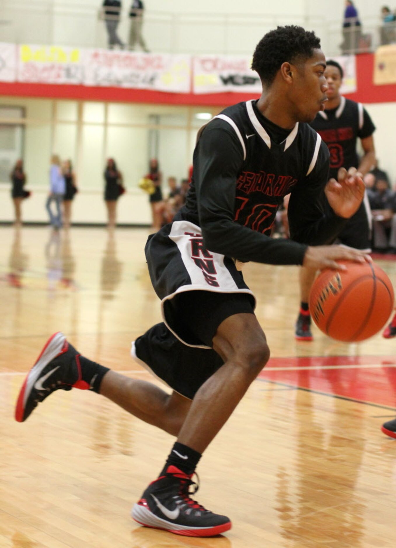 Cedar Hill guard Russhard Cruickshank (10) drives to the basket during first half action of...