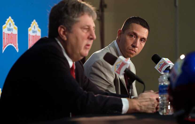 Iowa State head coach Matt Campbell, right, listens to Washington State head coach Mike...