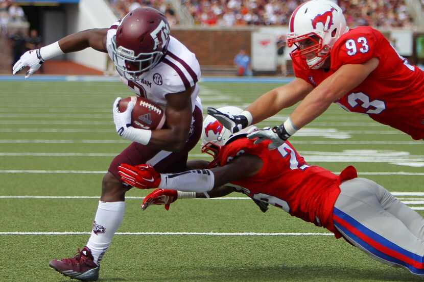Texas A&M running back Trey Williams (3) scores a touchdown in the first quarter to make the...