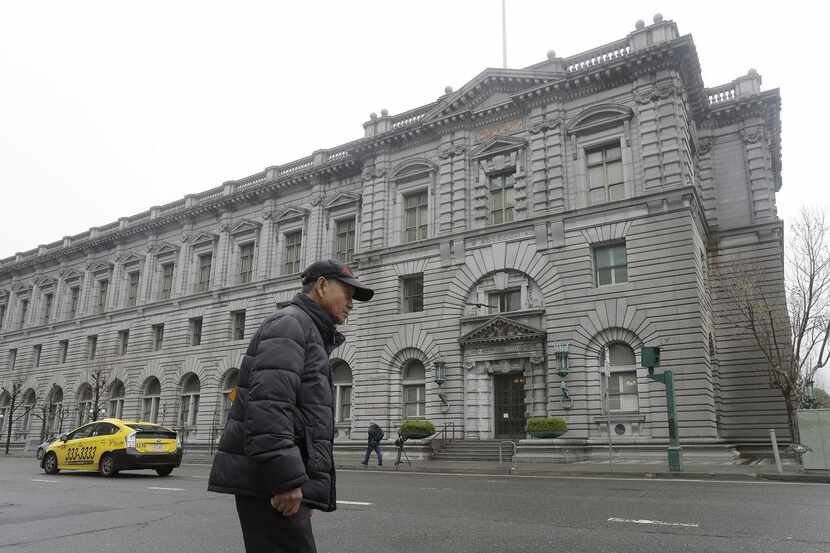 Un hombre camina en la afueras del Tribunal Noveno del Circuito de Apelaciones, en San...