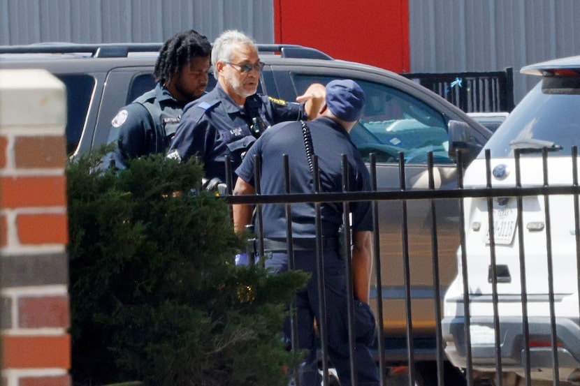 Oficiales de la policía en la Woodrow Wilson High School de Dallas el 14 de agosto de 2024.