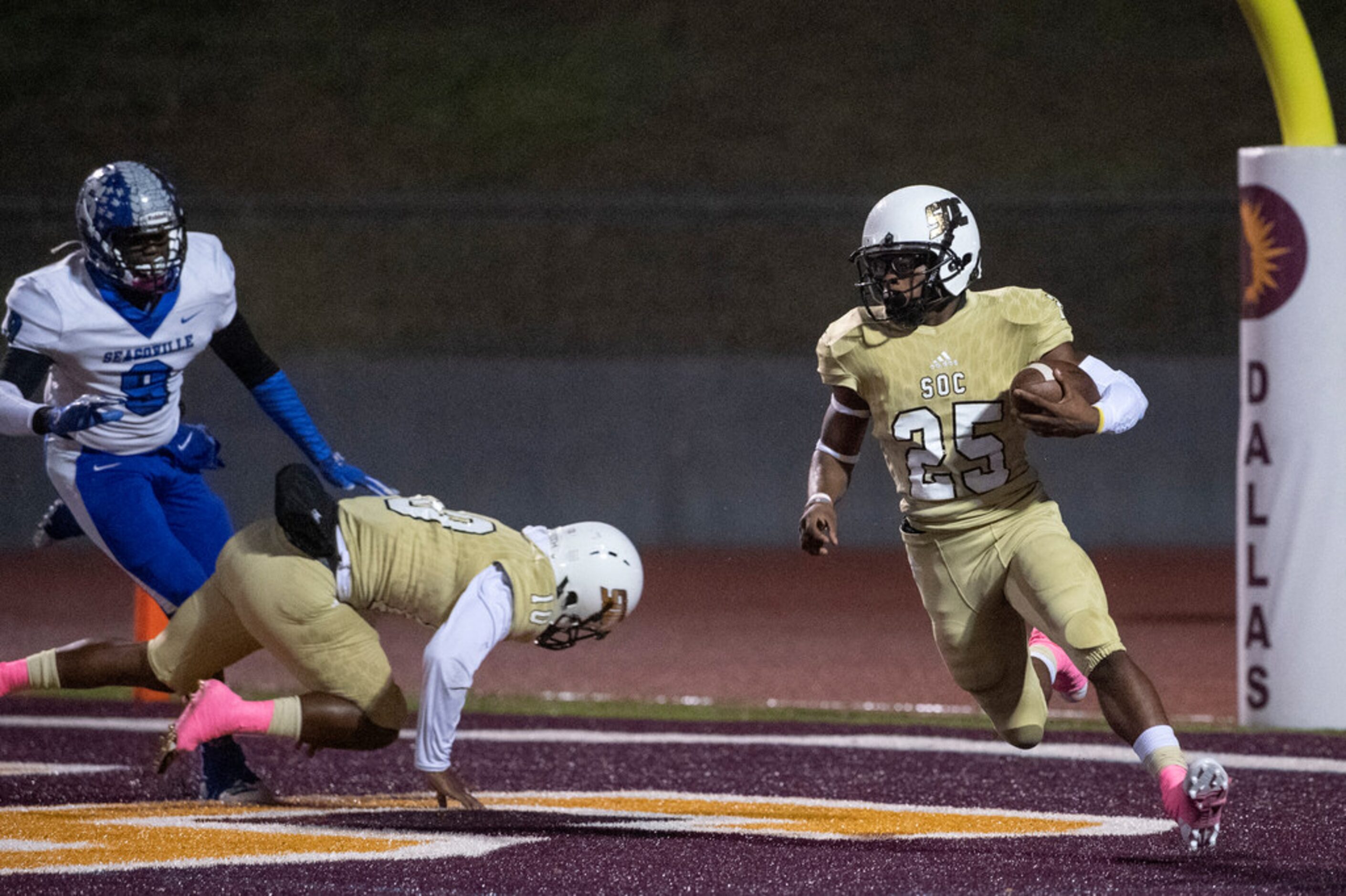 South Oak Cliff senior running back Cameron Davis (25) turns upfield against Seagoville...