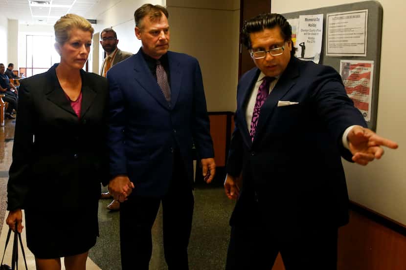 El abogado Derek Adame, a la derecha, dirige al ex lanzador de los Rangers de Texas John...