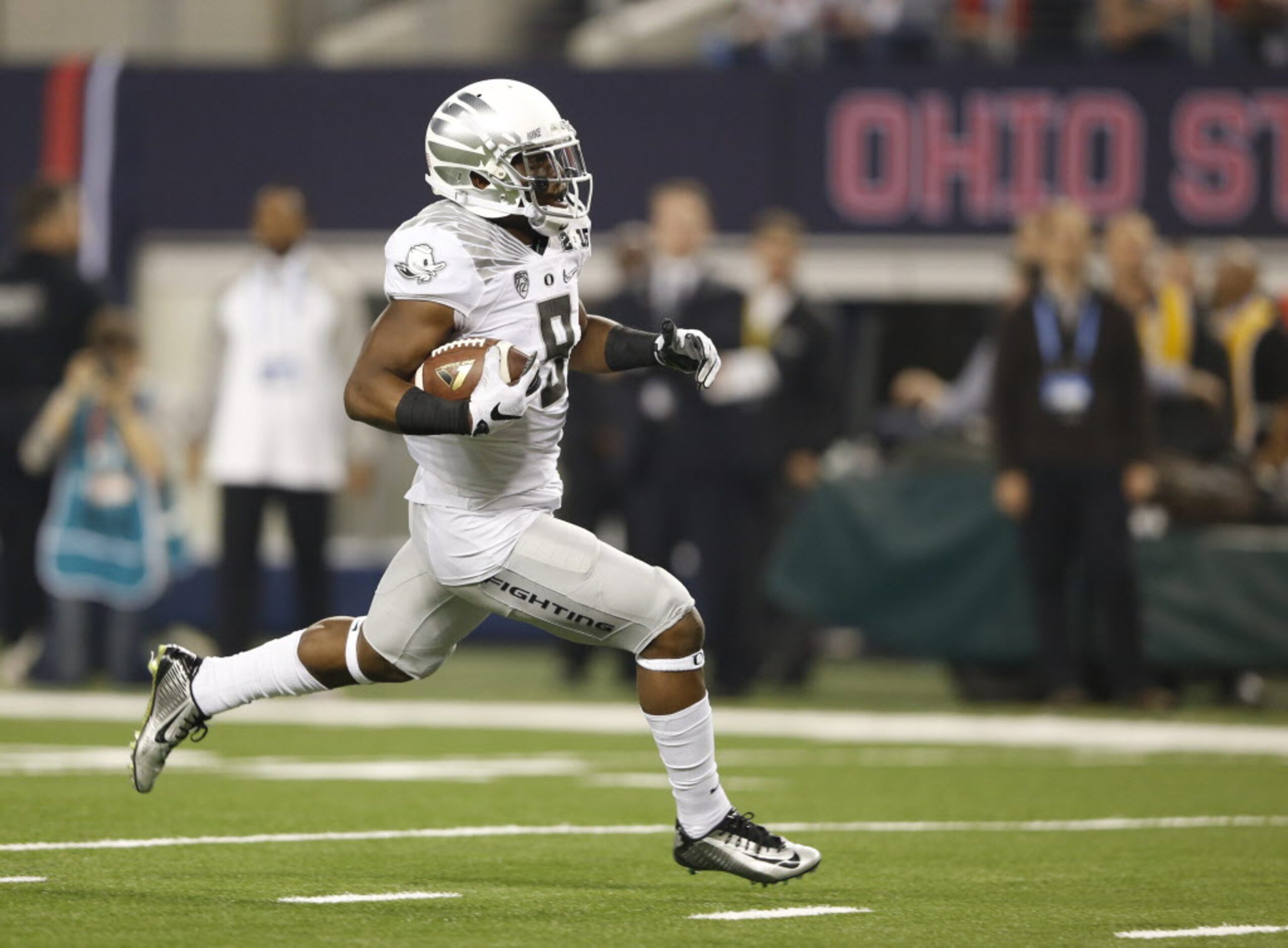 Oregon Ducks running back Byron Marshall (9) runs for a touchdown after a reception against...