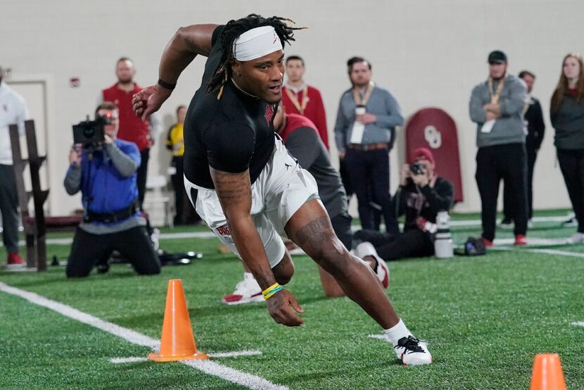 Oklahoma outside linebacker Nik Bonitto participates in an agility drill during an NCAA...