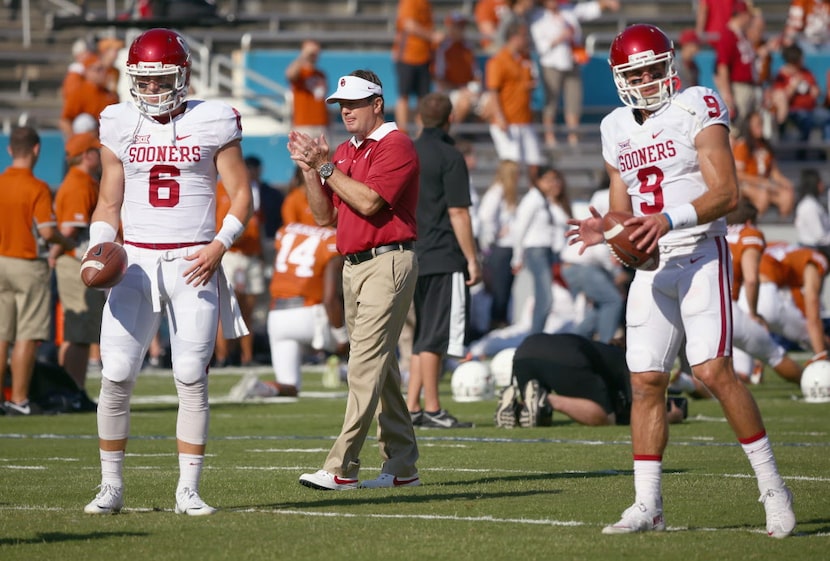 DALLAS, TX - OCTOBER 10:  Head coach Bob Stoops of the Oklahoma Sooners looks on as Baker...