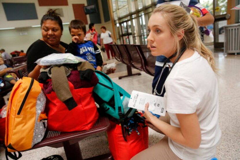 Ashtyn Tayler, estudiante de medicina de la Universidad de Texas-Dallas, trabaja con Sadiel...