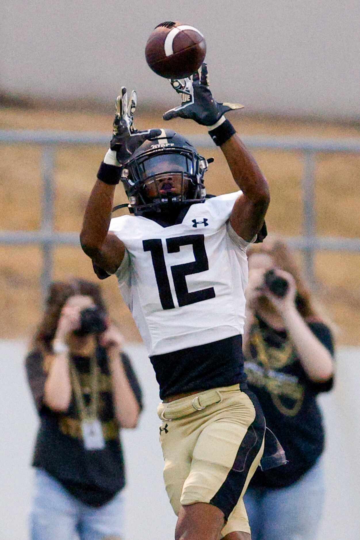Keller Fossil Ridge wide receiver X’zavion Branch-Dunacn (12) makes a catch during the first...