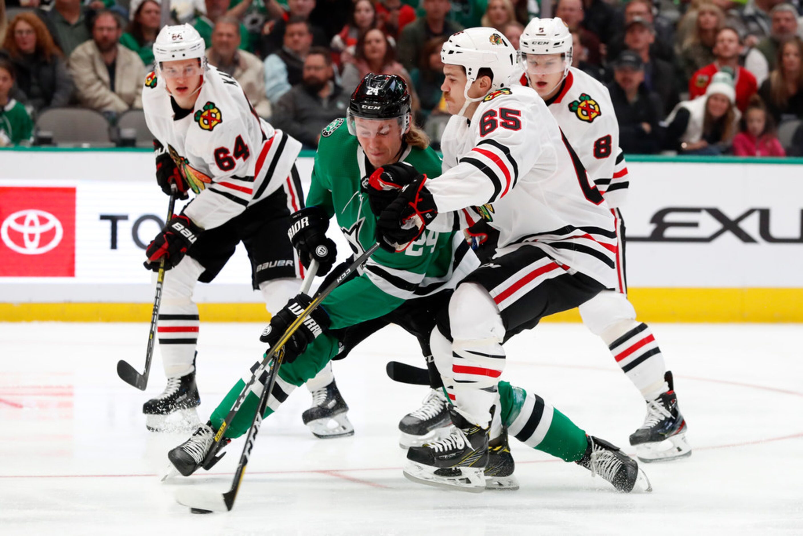 Dallas Stars left wing Roope Hintz (24) attempts to take a shot as Chicago Blackhawks'...