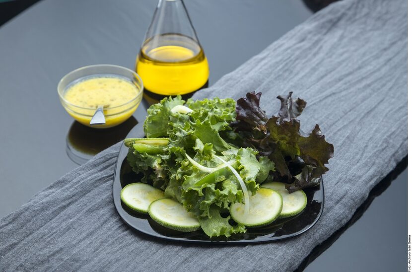 Para hacer una ensalada verde, usted debe lavar, desinfectar y trocear las lechugas. Mezclar...