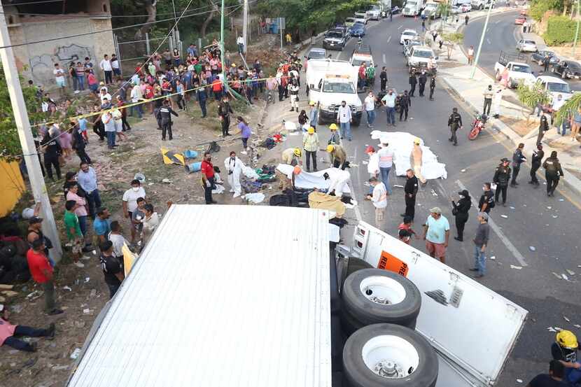 El trailer volcado donde viajaban decenas de migrantes centroamericanos en una carretera de...