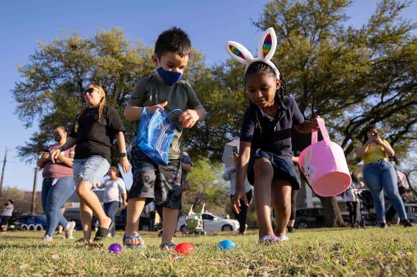 (From left) Moises Romero, 4, and Kaylei Taylor, 6, reached for eggs during the...