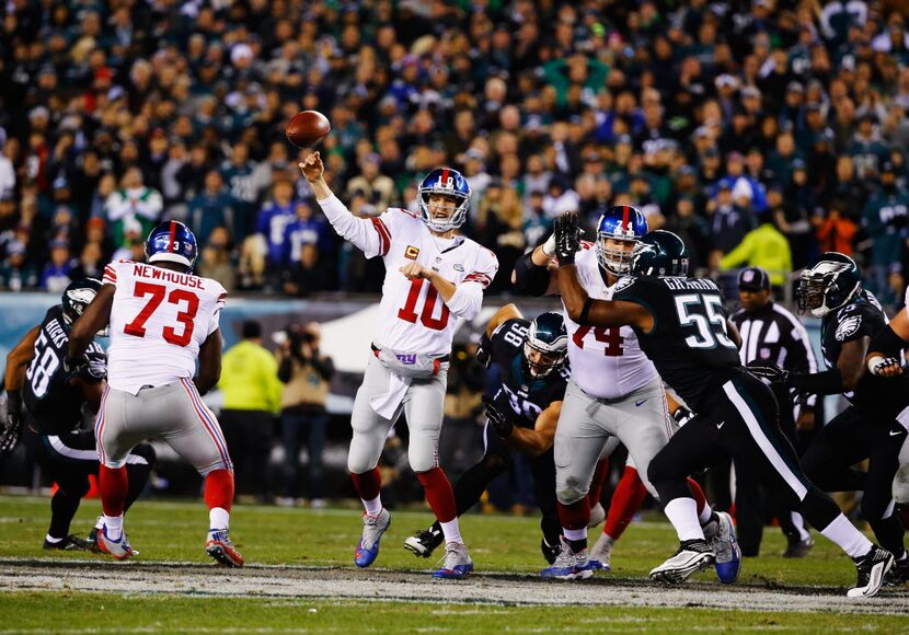 PHILADELPHIA, PA - OCTOBER 19:  Eli Manning #10 of the New York Giants passes against the...