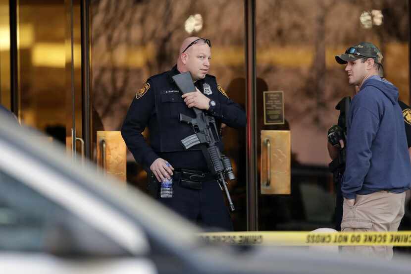 Un policía de San Antonio hace la guardia ante una salida del Mall Rolling Oaks tras un...