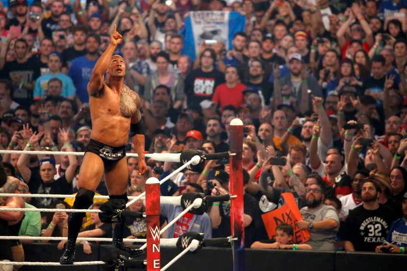 The Rock celebra su triunfo sobre Erick Rowan en el evento  WrestleMania 32 que se efectuó...
