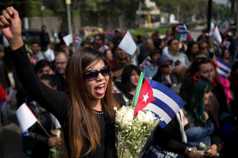 Una joven canta durante un tributo público al expresidente cubano Fidel Castro afueras de la...