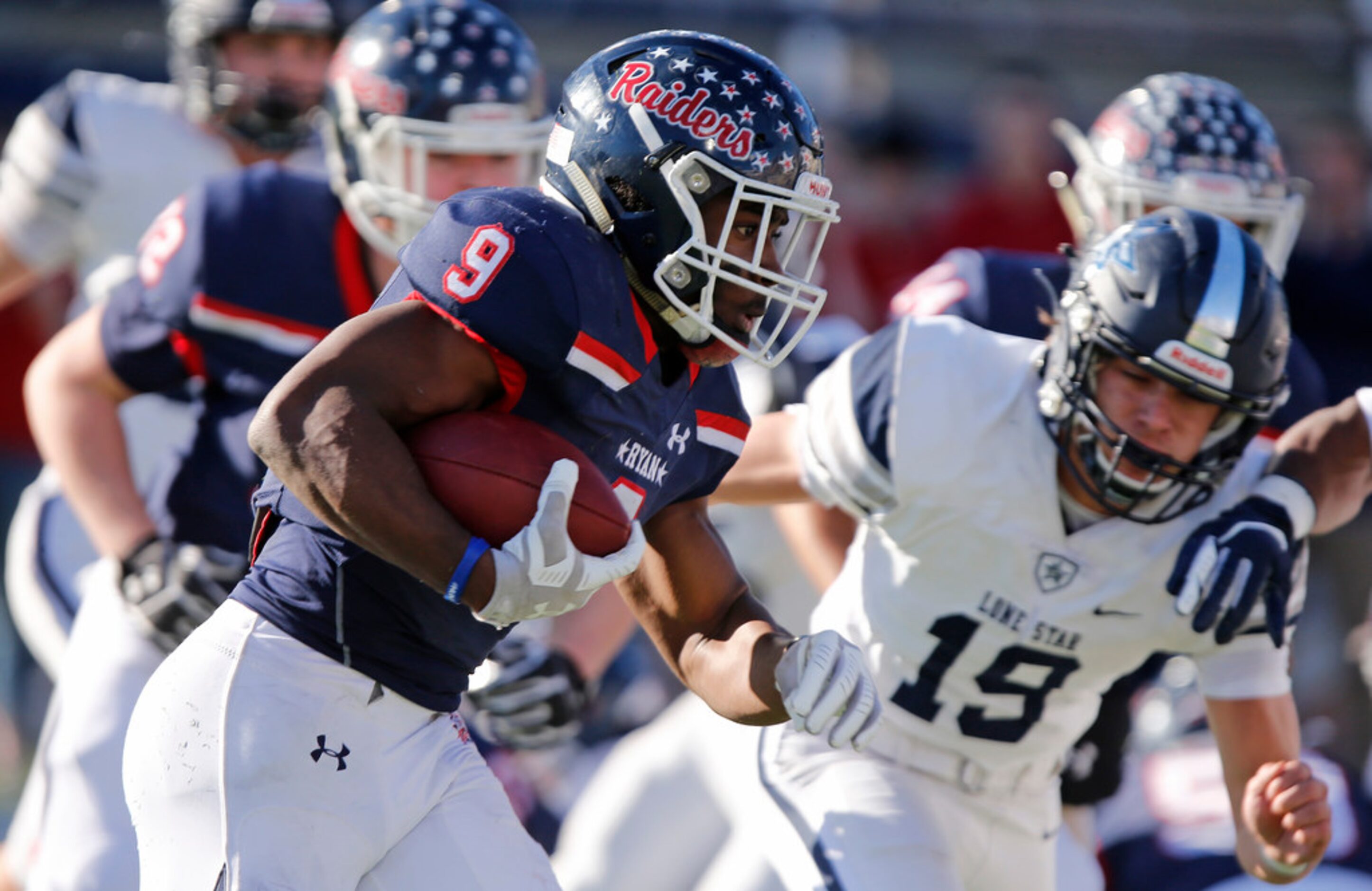 Denton Ryan High School running back Emani Bailey (9) carries the ball for a touchdown as...