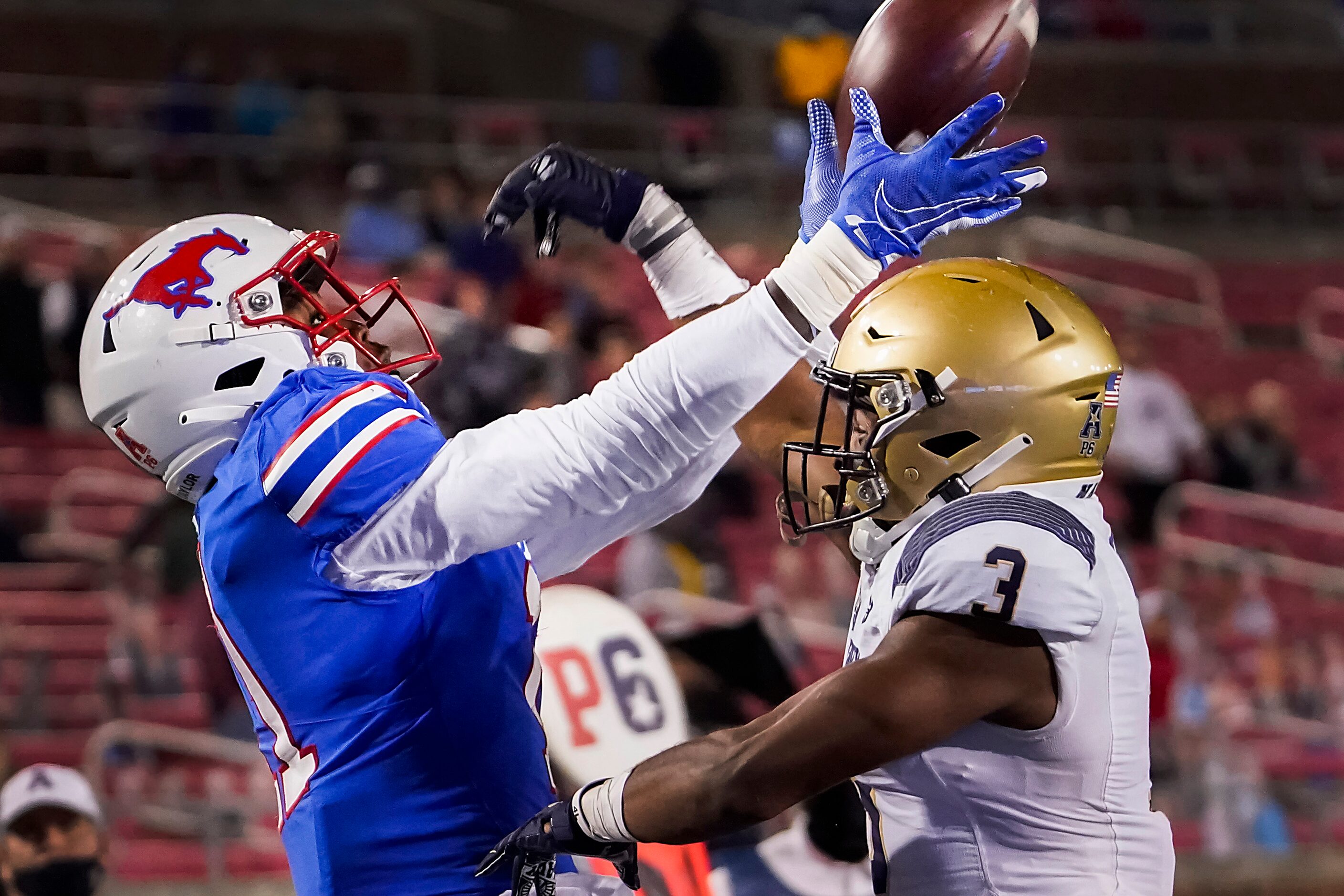 SMU wide receiver Rashee Rice (11) catches a 20-yard touchdown pass over Navy cornerback...