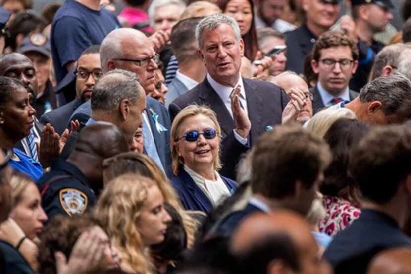 La candidata presidencial demócrata Hillary Clinton, al centro, acompañada por el senador...
