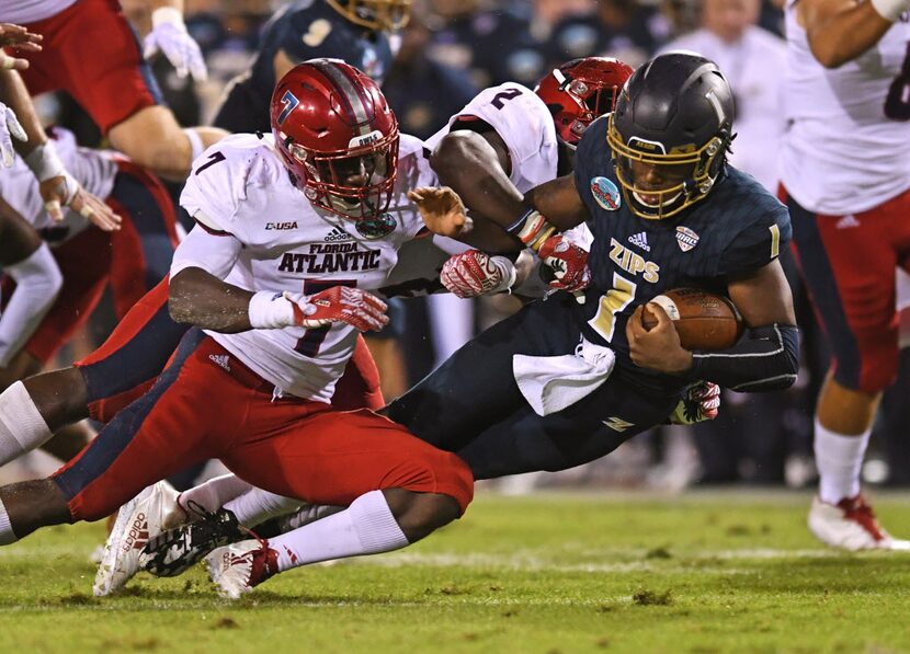 Akron quarterback Kato Nelson (1) gains a few tough yards as Florida Atlantic linebackers...