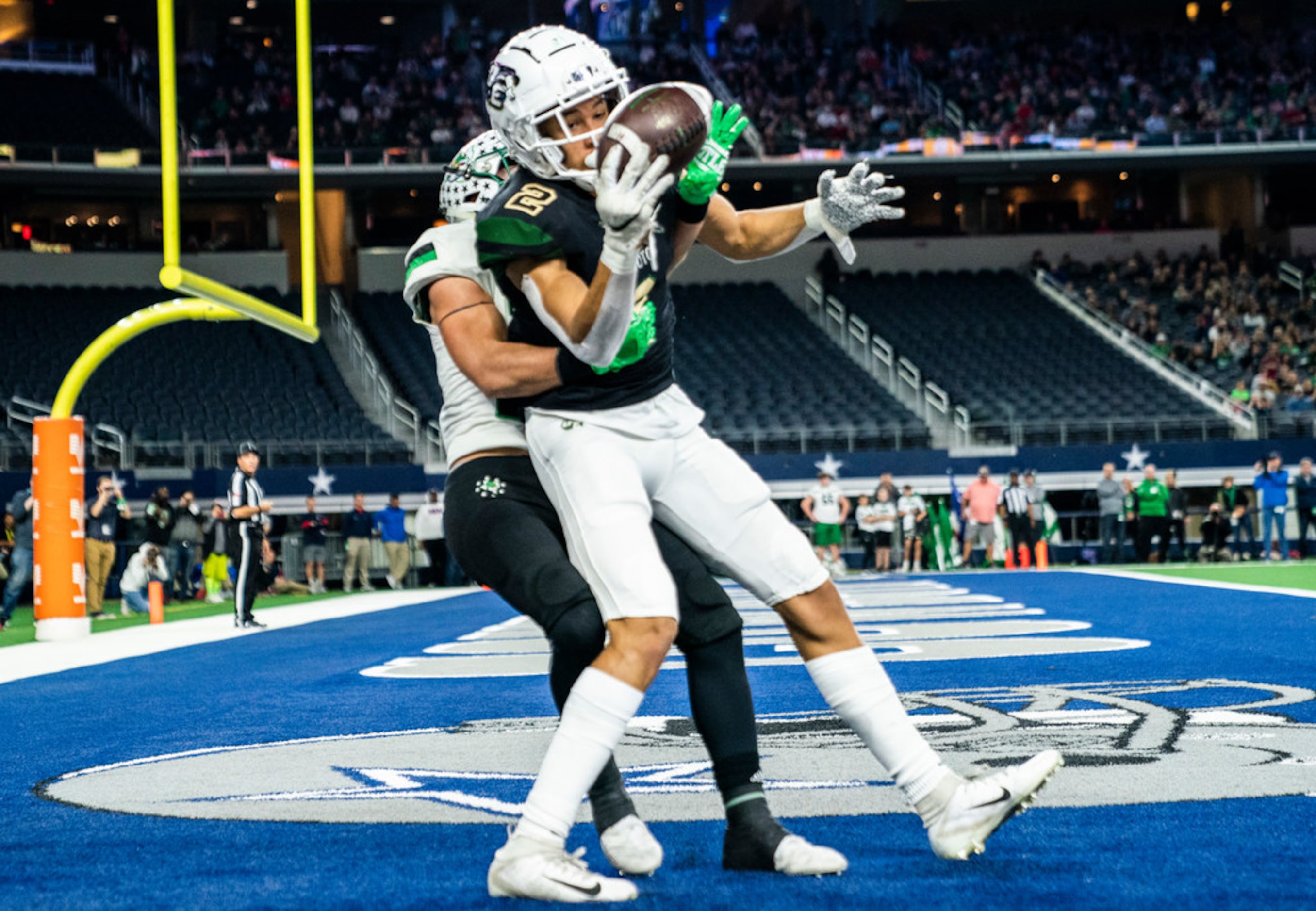 DeSoto wide receiver Lawrence Arnold (2) catches a pass in the end zone for a touchdown over...