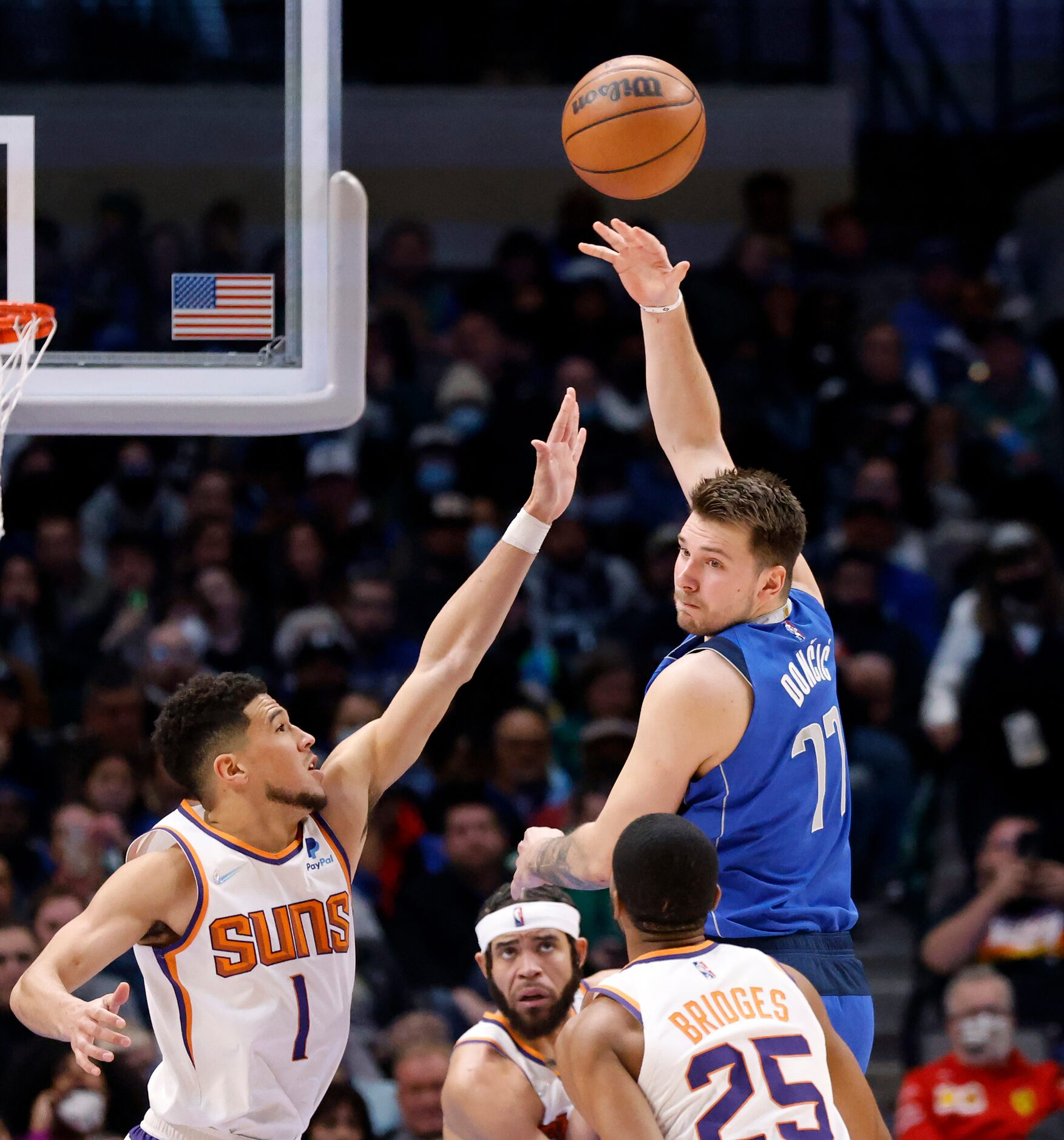 Dallas Mavericks guard Luka Doncic (77) passes the ball to Tim Hardaway Jr as Phoenix Suns...