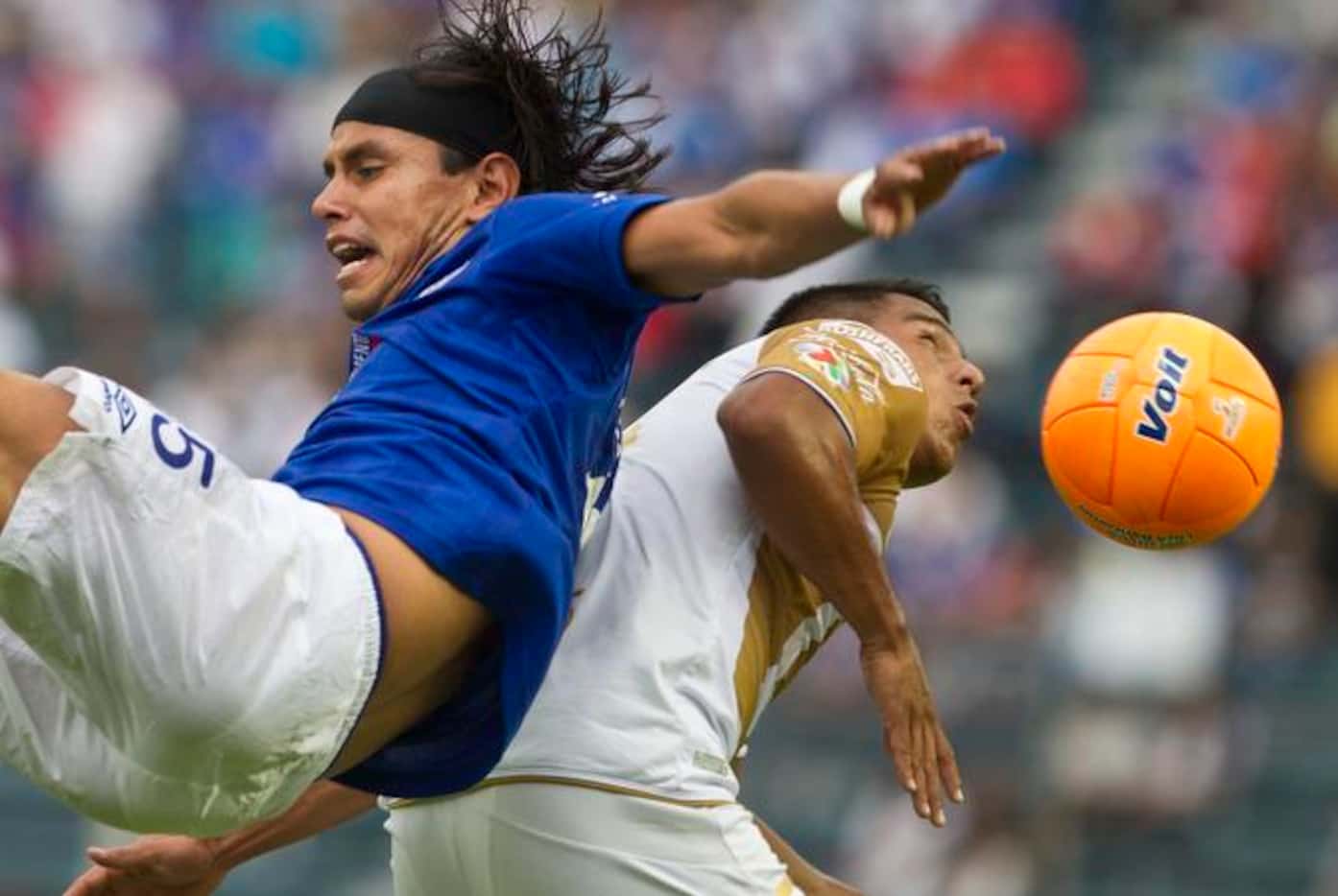 Gerardo Flores (izq.), de Cruz Azul, pelea el balón con Ismael Sosa, de Pumas, en el último...