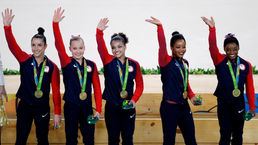 Simone Biles, Gabrielle Douglas, Lauren Hernandez, Madison Kocian y Aly Raisman (AP...