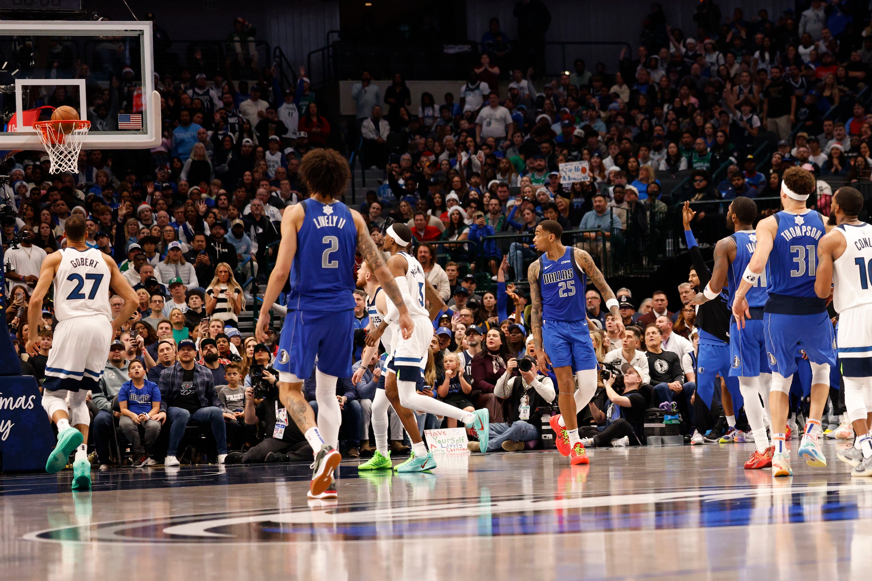 Dallas Mavericks guard Klay Thompson (31), far right, watches his three-point shot to pass...