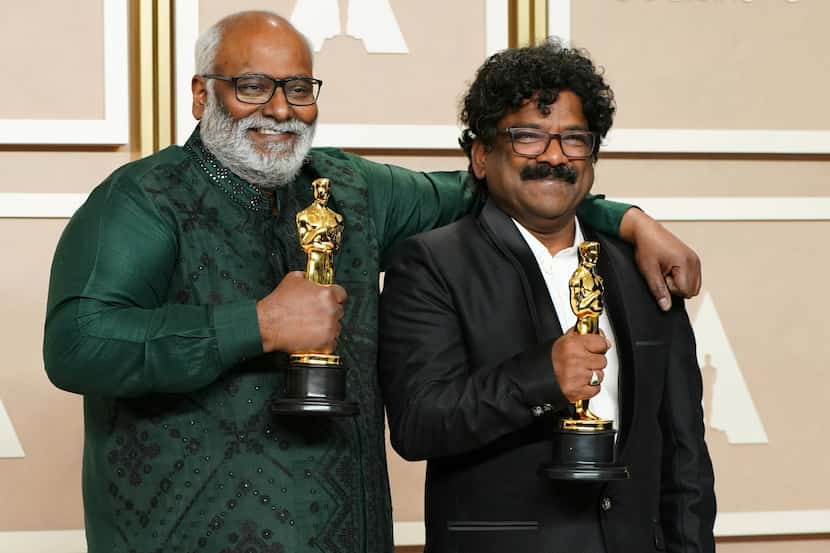 M.M. Keeravaani, izquierda, y Chandrabose, ganadores del premio a mejor canción original por...