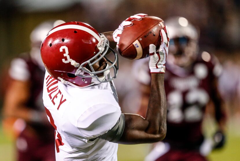 STARKVILLE, MS - NOVEMBER 11:  Calvin Ridley (#3) of the Alabama Crimson Tide catches a pass...