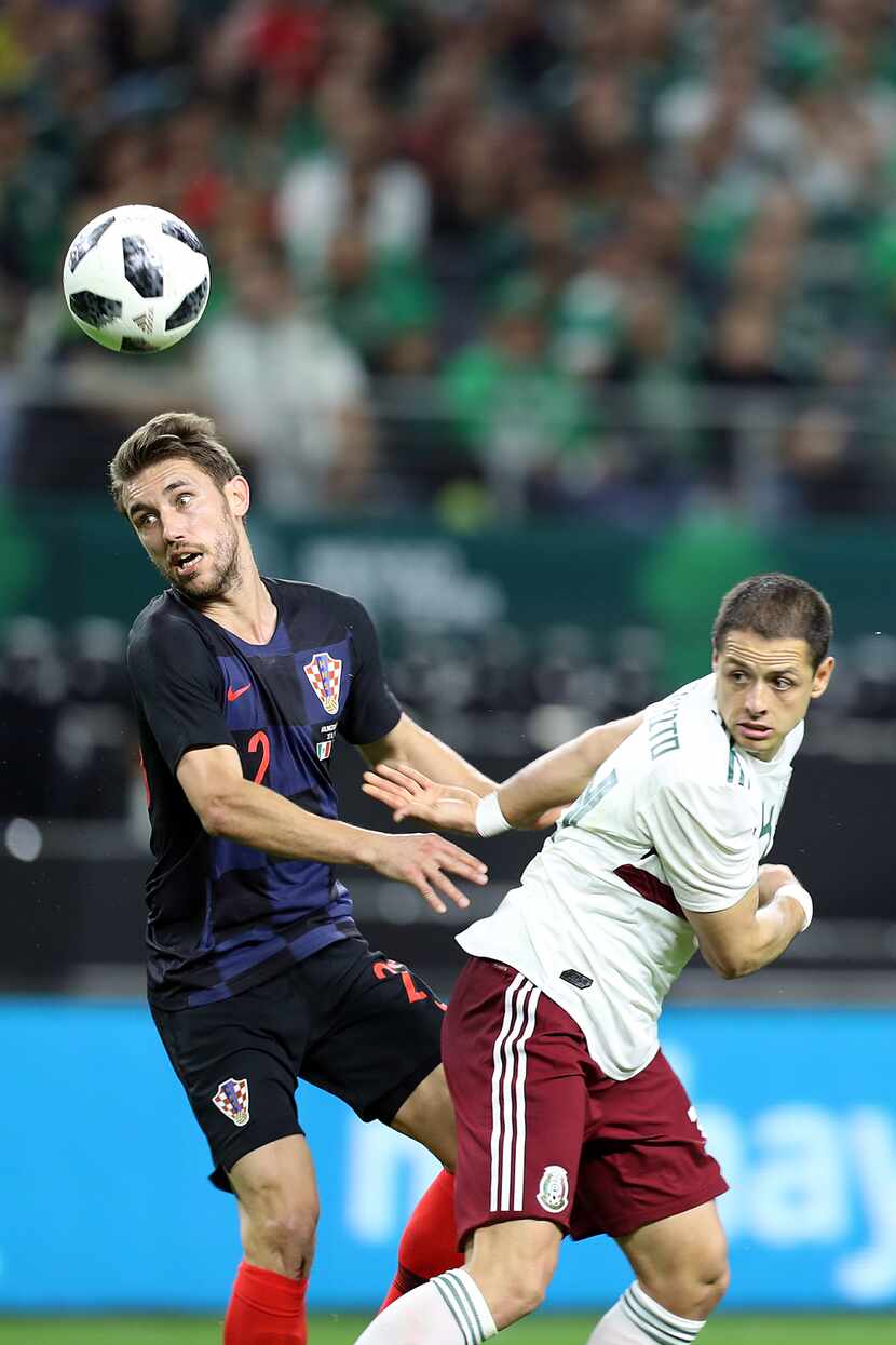 Javier “Chicharito” Hernández (der.) y el Tri cayeron en Arlington. Foto Omar Vega para Al Día