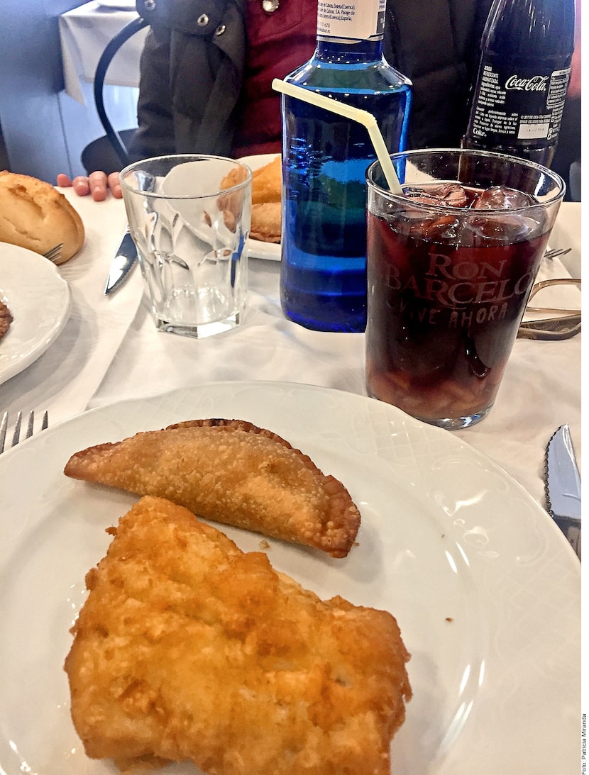 Sangrías y tajada de bacalao puede ser un gran platillo para degustar en Madrid, España,...