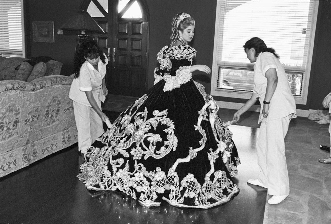 Debutante and Her Maids, Laredo, Texas, February 18, 1994