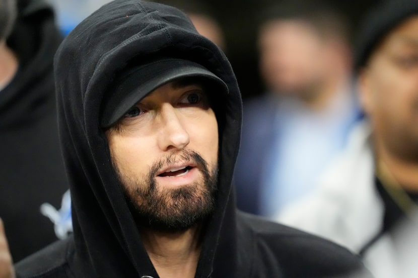 ARCHIVO - Eminem previo al partido de fútbol americano de comodines de postemporada de la...