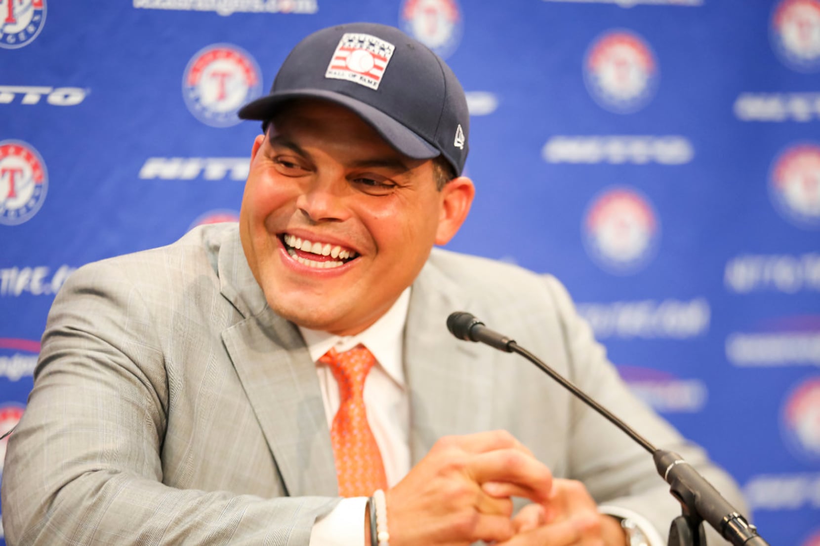 Rangers retire Ivan Rodriguez's No. 7 following Hall of Fame induction