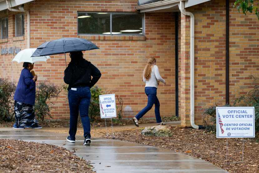 En medio de la lluvia, votantes se acercaron a las urnas en el Lakeside Activity Center de...
