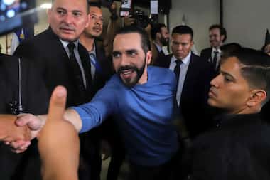 El presidente de El Salvador Nayib Bukele saluda a sus simpatizante durante la campaña...