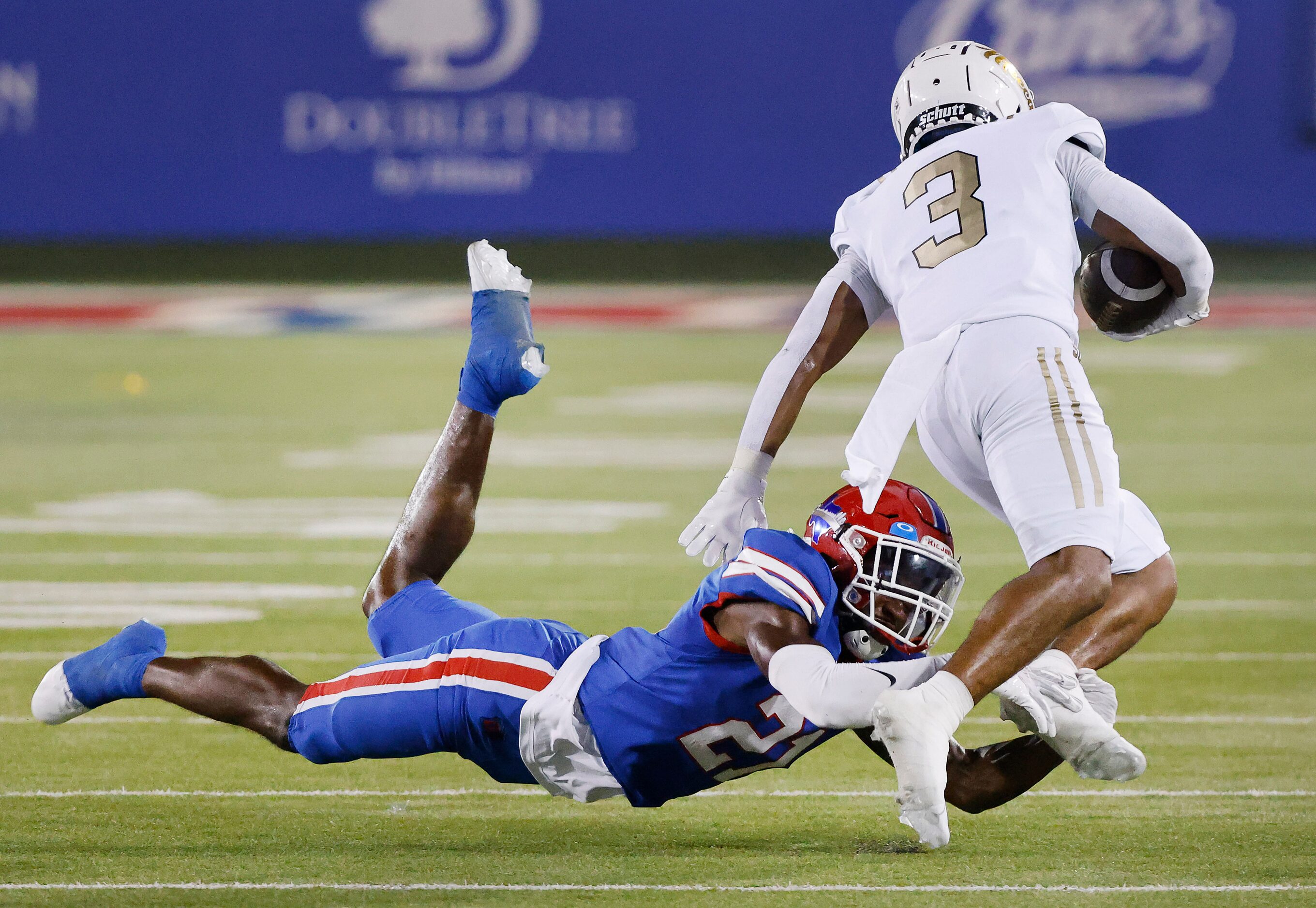 Duncanville defensive back Tyren Polley (21) attempts the tackle of South Oak Cliff wide...