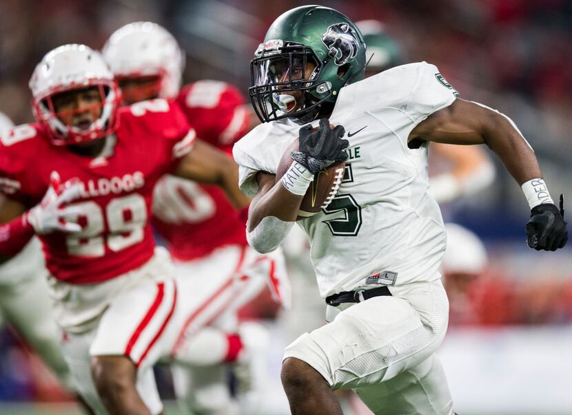 Kennedale running back Jaden Knowles (5) runs the ball during the first quarter of a UIL 4A...